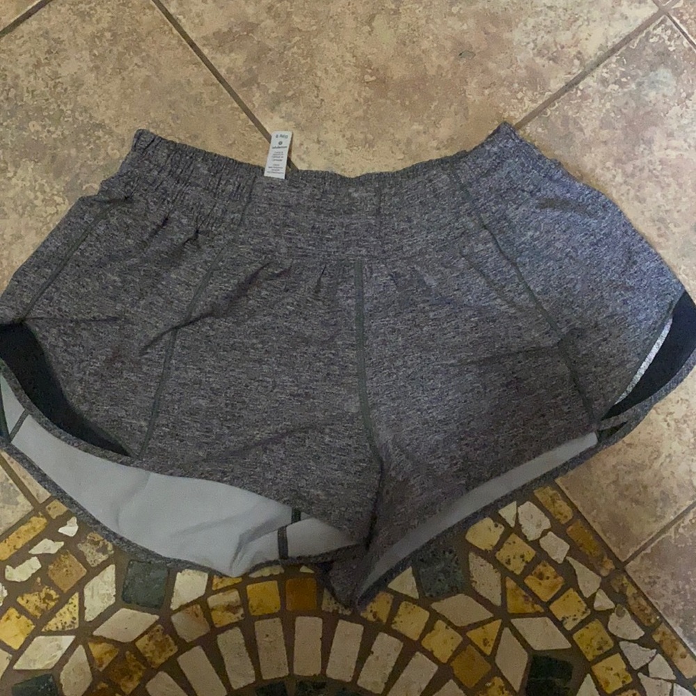 Lululemon hotty hot low rise shorts 2.5”